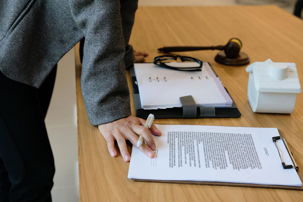 How much do lawyers make in a car accident case involving personal injuries.